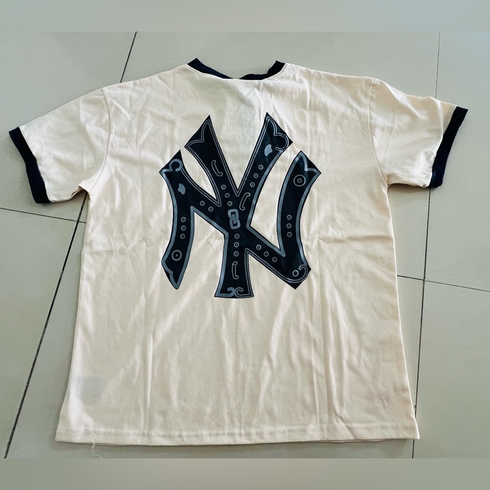 T-Shirt - Picture 2 of 6